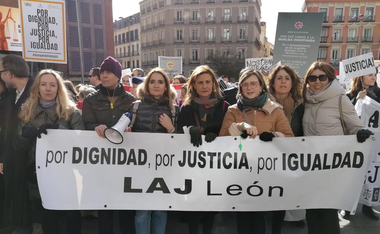 Un grupo de letradas leonesas acuden a la sede del Ministerio de Justicia en Madrid durante las movilizaciones de esta jornada de huelga.