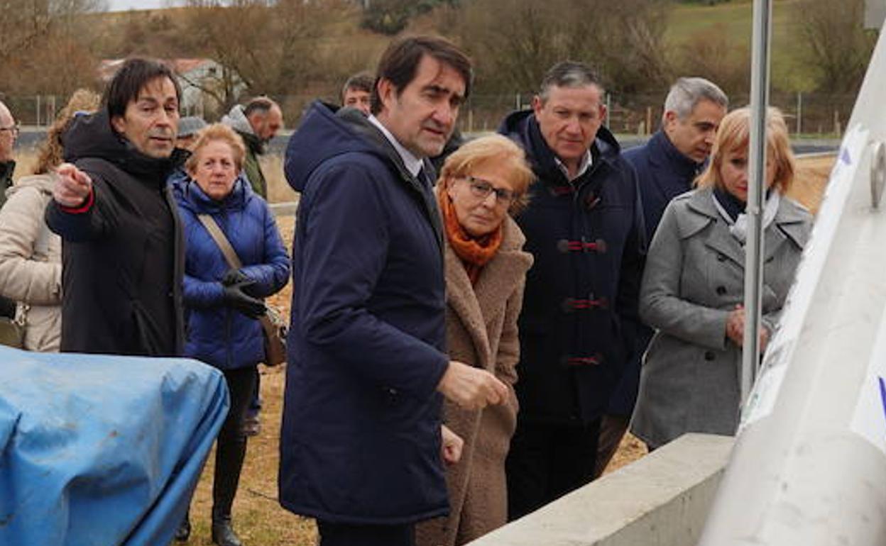 El consejero de Medio Ambiente, Vivienda y Ordenación del Territorio, Juan Carlos Suárez-Quiñones, visita la estación depuradora de aguas residuales de Villamor de los Escuderos (Zamora).