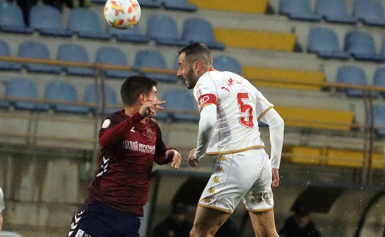 Amelibia despeja un balón en un partido en el Reino de León.