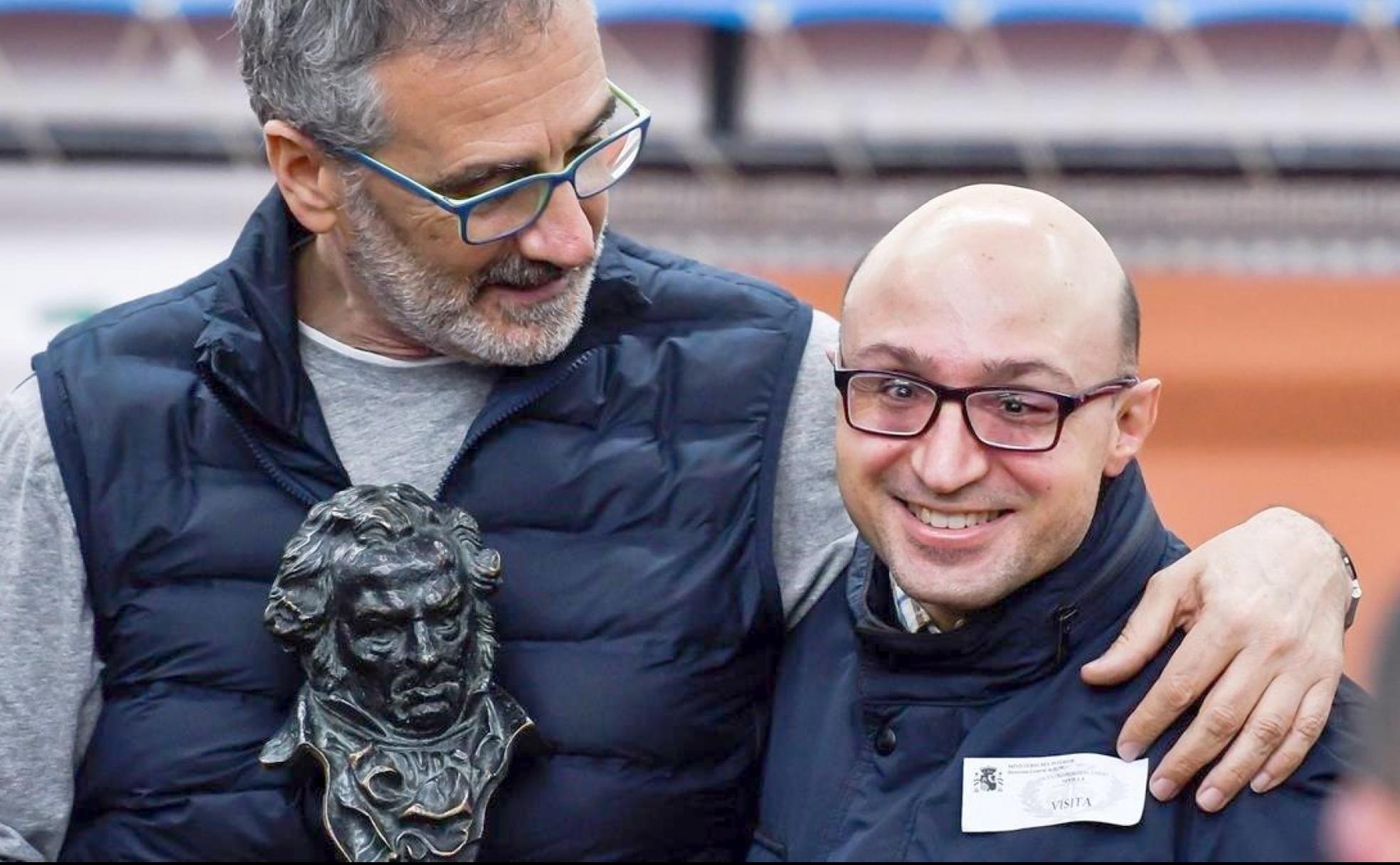 Javier Fesser junto a Jesús Vidal y su Goya tras el éxito de 'Campeones'. 