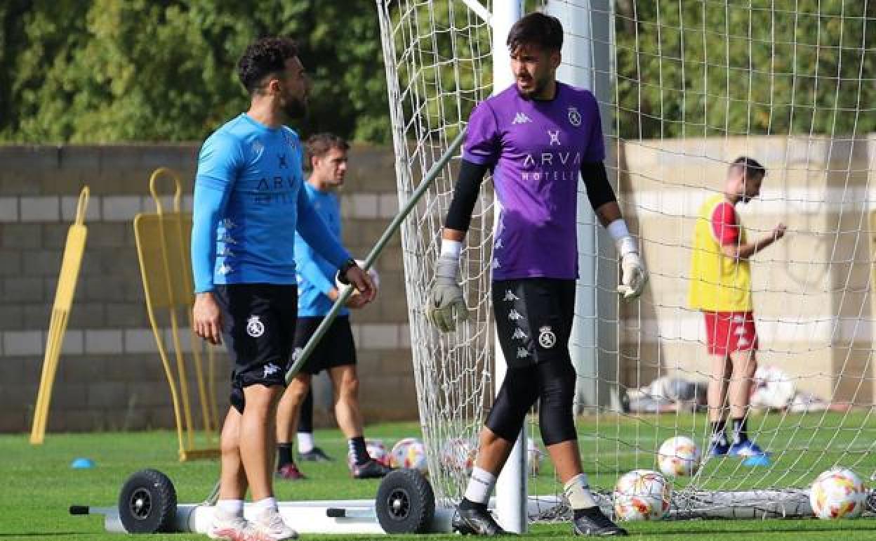 Salvi Carrasco, en un entrenamiento de la Cultural, junto al preparador de porteros, Mario Bazán.