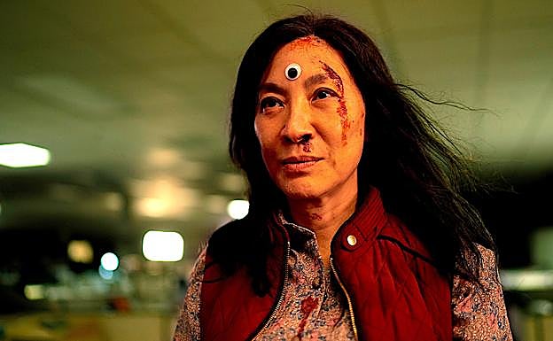 Michelle Yeoh, nominada como actriz protagonista, en 'Todo a la vez en todas partes'.