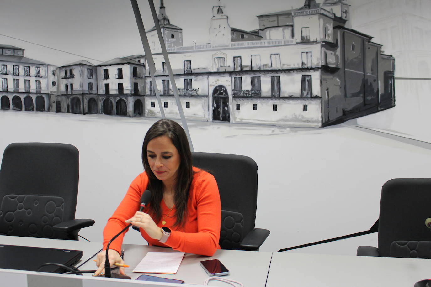 Gemma Villarroel durante la rueda de prensa para denunciar que la línea León-Madrid no entre en los bonos Avant.