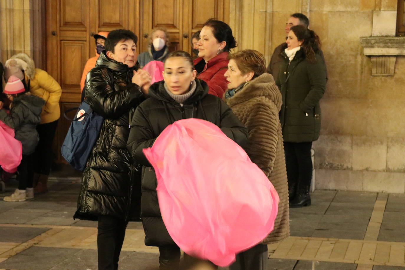 Los leoneses se citan en la catedral para celebrar una suelta de farolillos de la mano de la comunidad china en la ciudad.