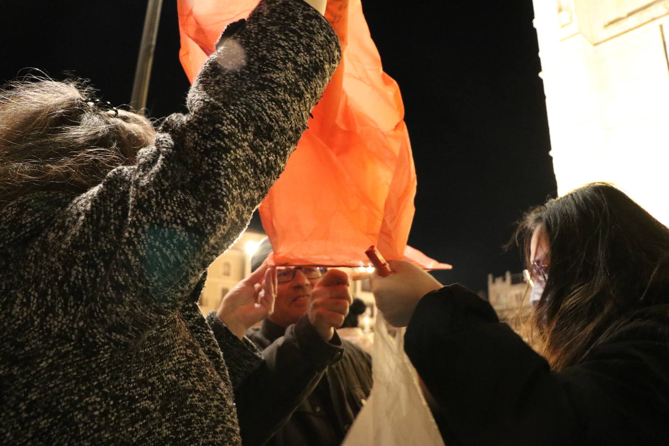 Los leoneses se citan en la catedral para celebrar una suelta de farolillos de la mano de la comunidad china en la ciudad.