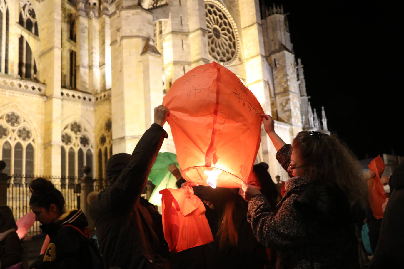 Los leoneses se citan en la catedral para celebrar una suelta de farolillos de la mano de la comunidad china en la ciudad.