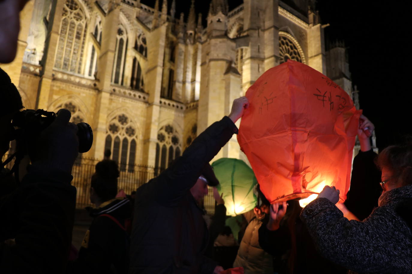 Los leoneses se citan en la catedral para celebrar una suelta de farolillos de la mano de la comunidad china en la ciudad.