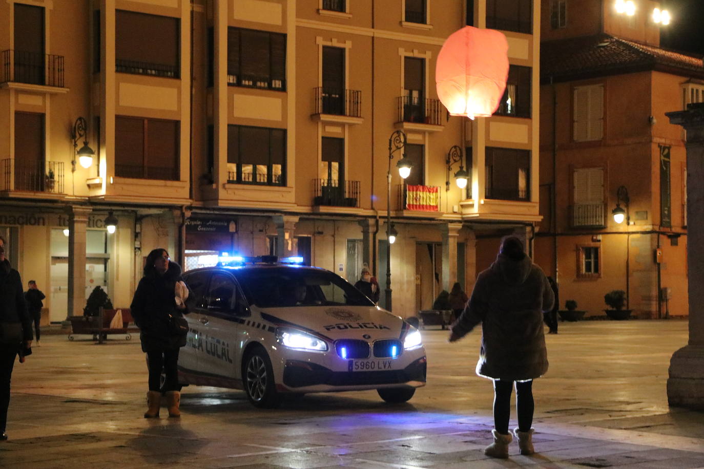 Los leoneses se citan en la catedral para celebrar una suelta de farolillos de la mano de la comunidad china en la ciudad.