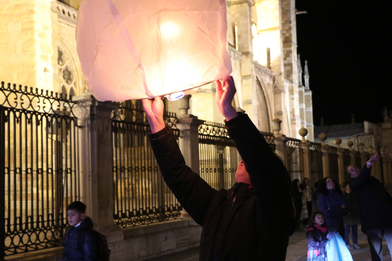 Los leoneses se citan en la catedral para celebrar una suelta de farolillos de la mano de la comunidad china en la ciudad.