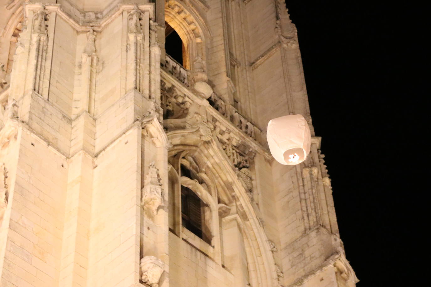 Los leoneses se citan en la catedral para celebrar una suelta de farolillos de la mano de la comunidad china en la ciudad.