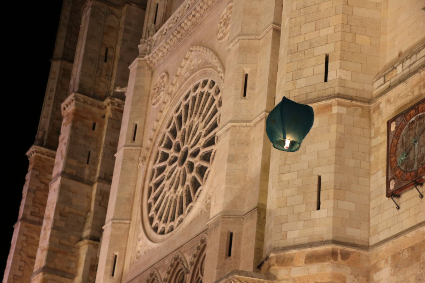 Los leoneses se citan en la catedral para celebrar una suelta de farolillos de la mano de la comunidad china en la ciudad.