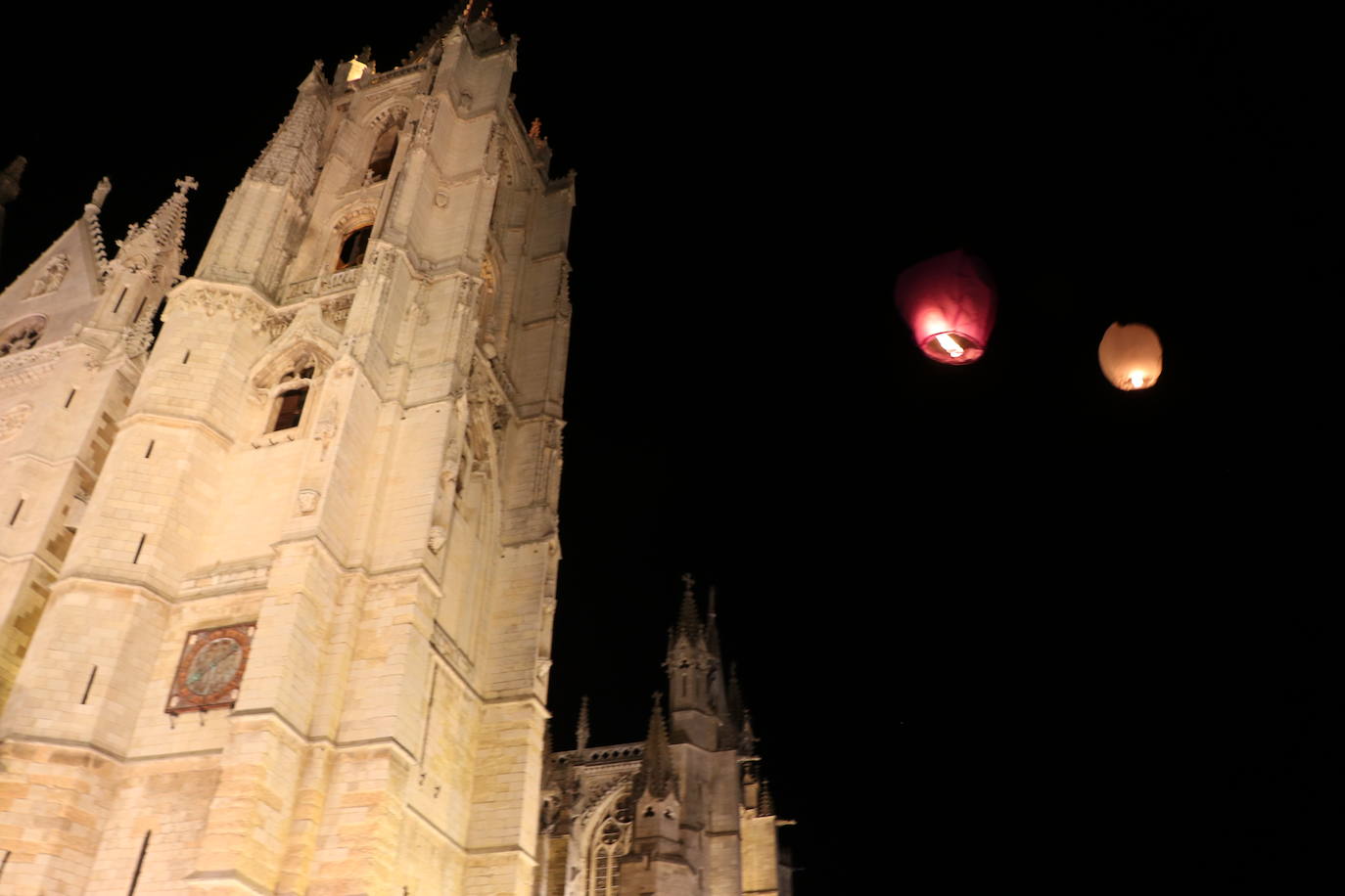 Los leoneses se citan en la catedral para celebrar una suelta de farolillos de la mano de la comunidad china en la ciudad.