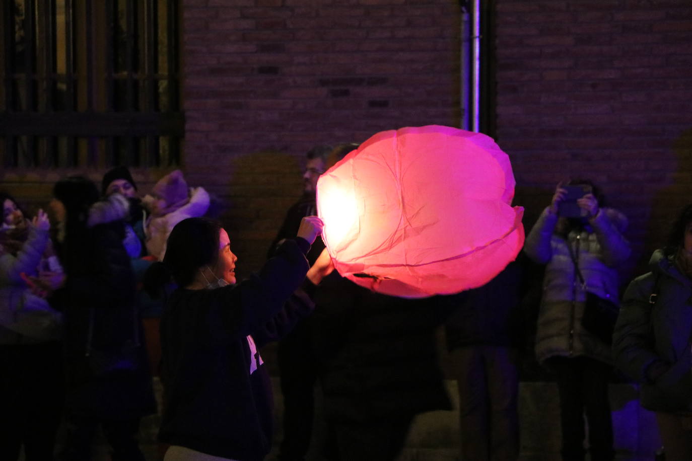 Los leoneses se citan en la catedral para celebrar una suelta de farolillos de la mano de la comunidad china en la ciudad.