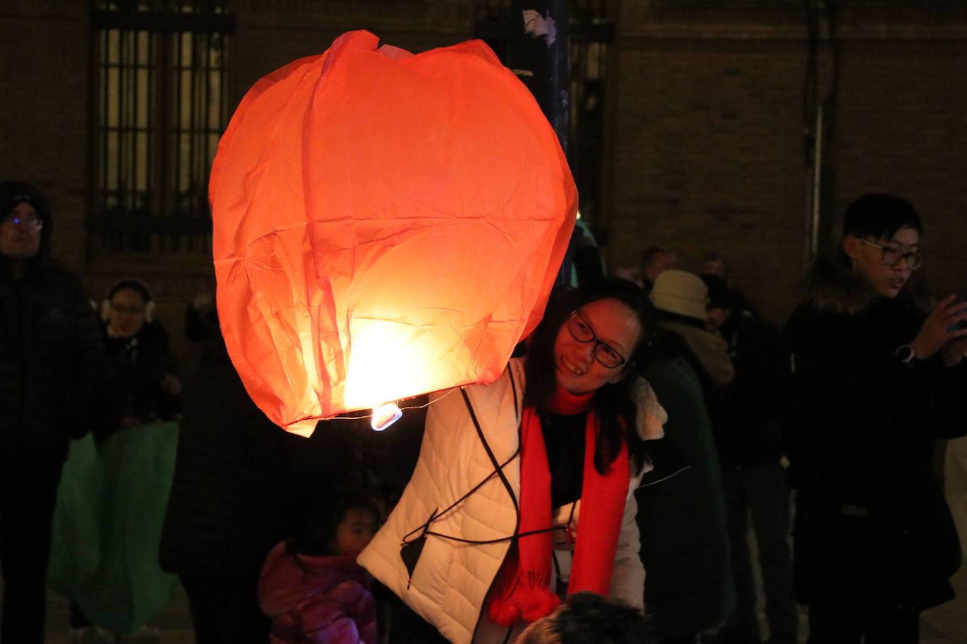 Los leoneses se citan en la catedral para celebrar una suelta de farolillos de la mano de la comunidad china en la ciudad.