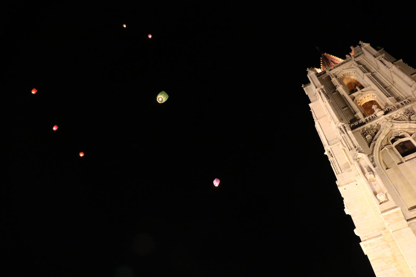 Los leoneses se citan en la catedral para celebrar una suelta de farolillos de la mano de la comunidad china en la ciudad.