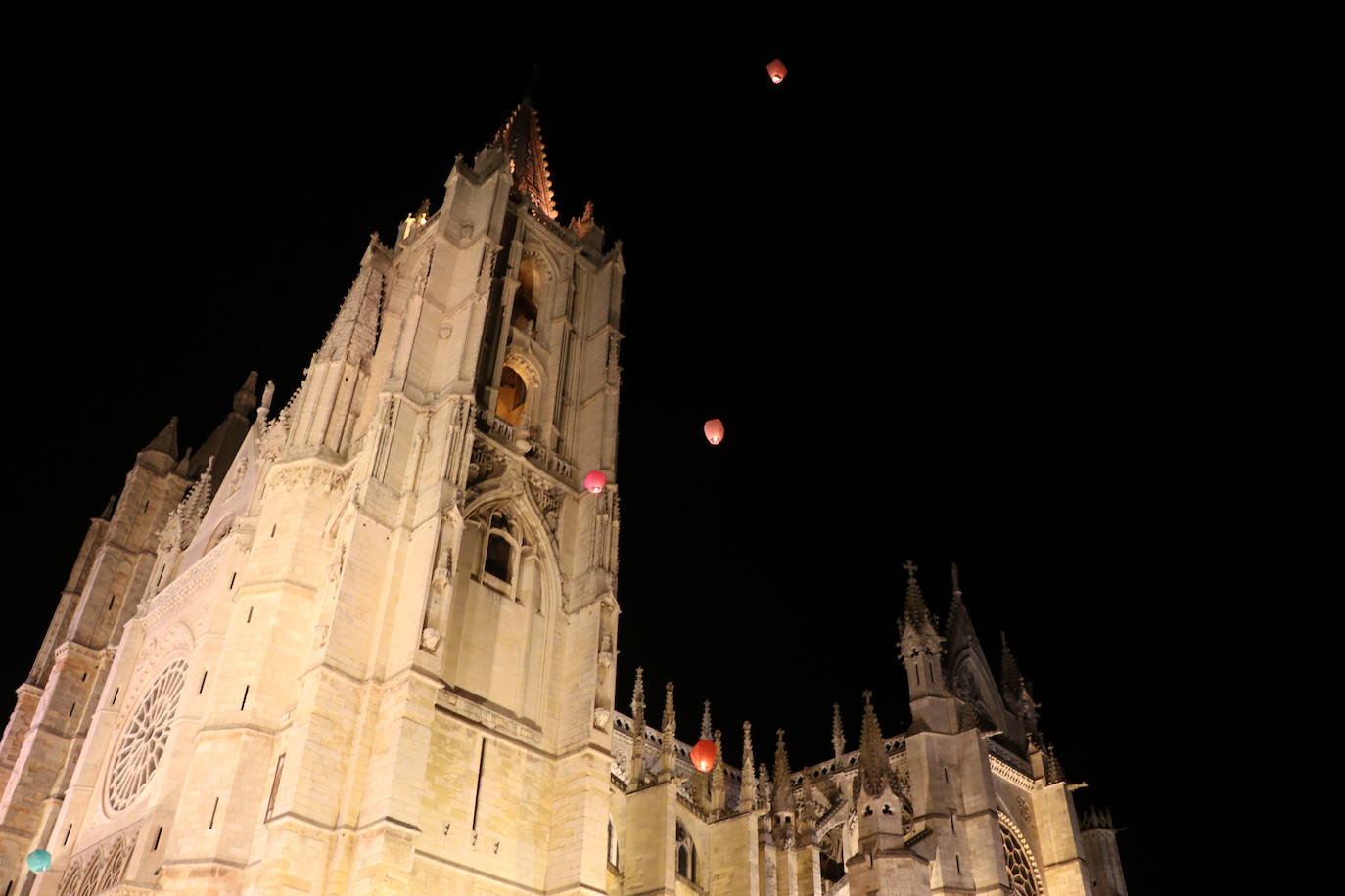 Los leoneses se citan en la catedral para celebrar una suelta de farolillos de la mano de la comunidad china en la ciudad.