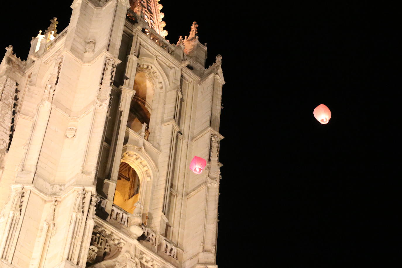 Los leoneses se citan en la catedral para celebrar una suelta de farolillos de la mano de la comunidad china en la ciudad.