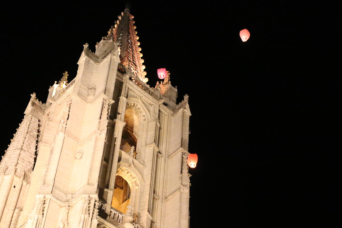 Los leoneses se citan en la catedral para celebrar una suelta de farolillos de la mano de la comunidad china en la ciudad.