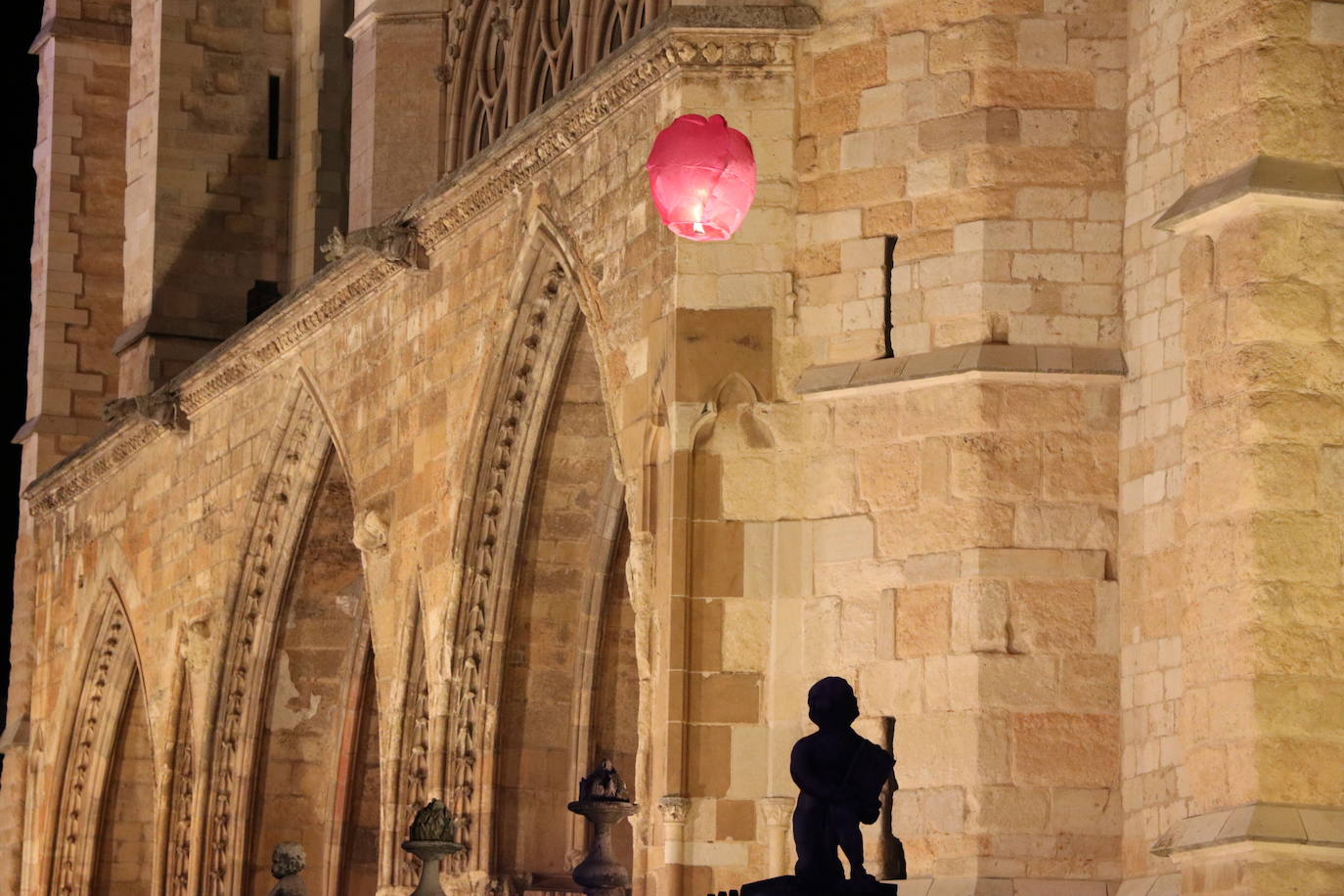 Los leoneses se citan en la catedral para celebrar una suelta de farolillos de la mano de la comunidad china en la ciudad.