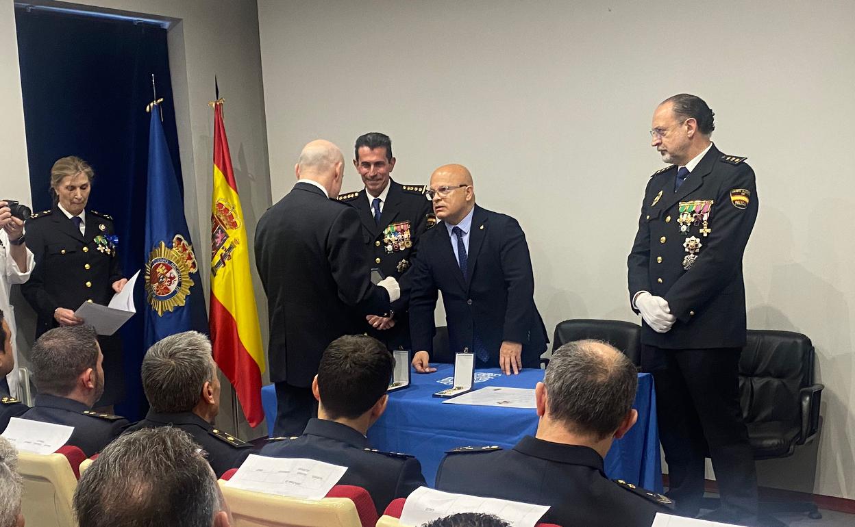 La Policía Nacional ha celebrado este miércoles en el Salón de Actos de la Comisaría Provincial de León, el acto conmemorativo del 199 aniversario de su creación presidido por el subdelegado del Gobierno Faustino Sánchez Samartino.