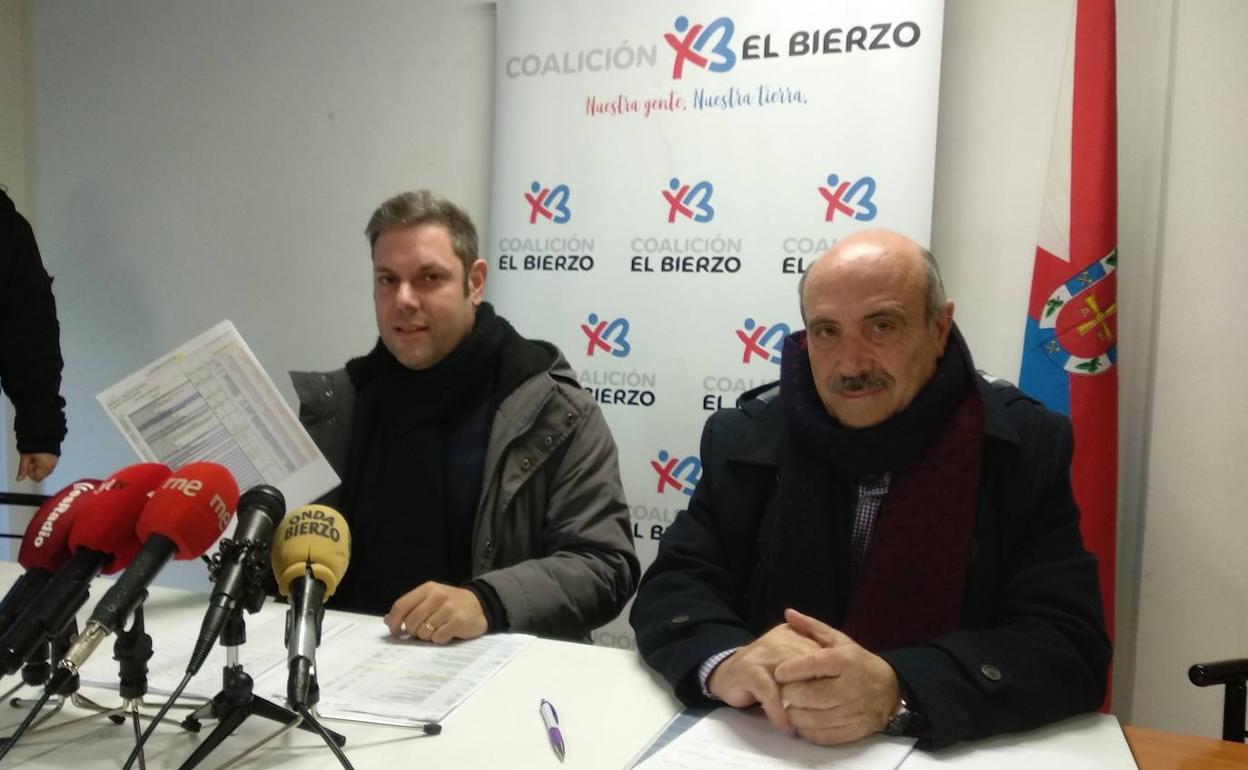 Los concejales de CB, Iván Alonso y Jesús López, durante su comparecencia en la sede de la formación en Ponferrada.. 