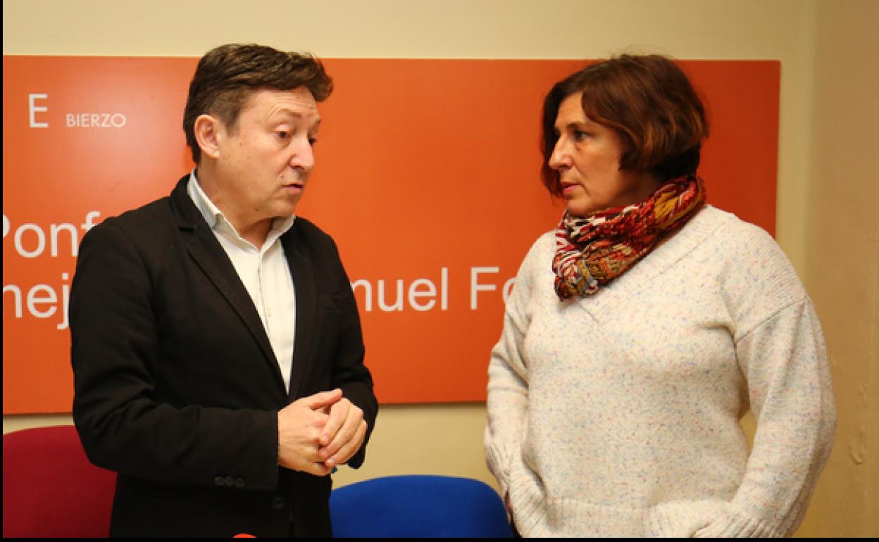 El portavoz de USE Bierzo en el Ayuntamiento de Ponferrada, Samuel Folgueral, junto a la concejala Cristina López.