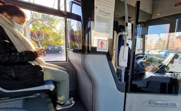 Una usuaria del bus urbano en León viaja con mascarilla; el próximo día 8 dejará de ser obligatoria. 