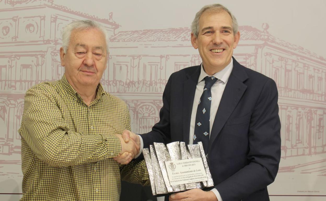 El concejal de Deportes del Ayuntamiento de León, Vicente Canuria, recibió de manos del vicepresidente de la Federación Española de Tiro con Arco, José María Rioja, una placa en agradecimiento por la colaboración por este torneo.