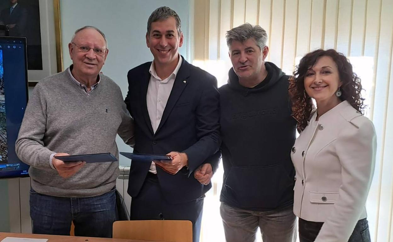 El presidente de la Comunidad General de Regantes Canal del Páramo, Roberto San Martín, y el director de zona de ABANCA en León provincia, Pedro Vidal, fueron los encargados de firmar el acuerdo.