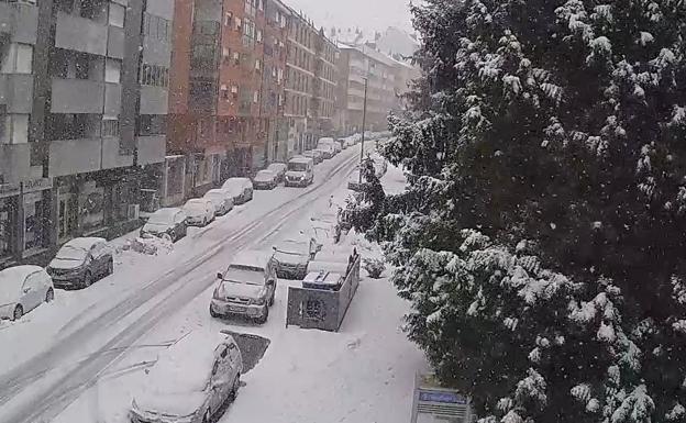 Villablino ha vuelto a amanecer con la nieve sobre sus calles. 