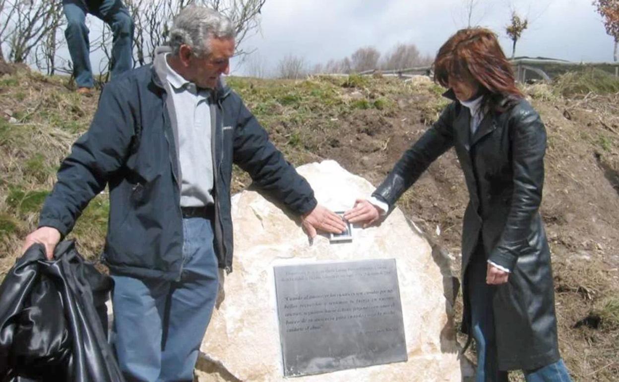 Los padres de Sheila Barrero, en el monolito que rinde homenaje póstumo a su hija. 