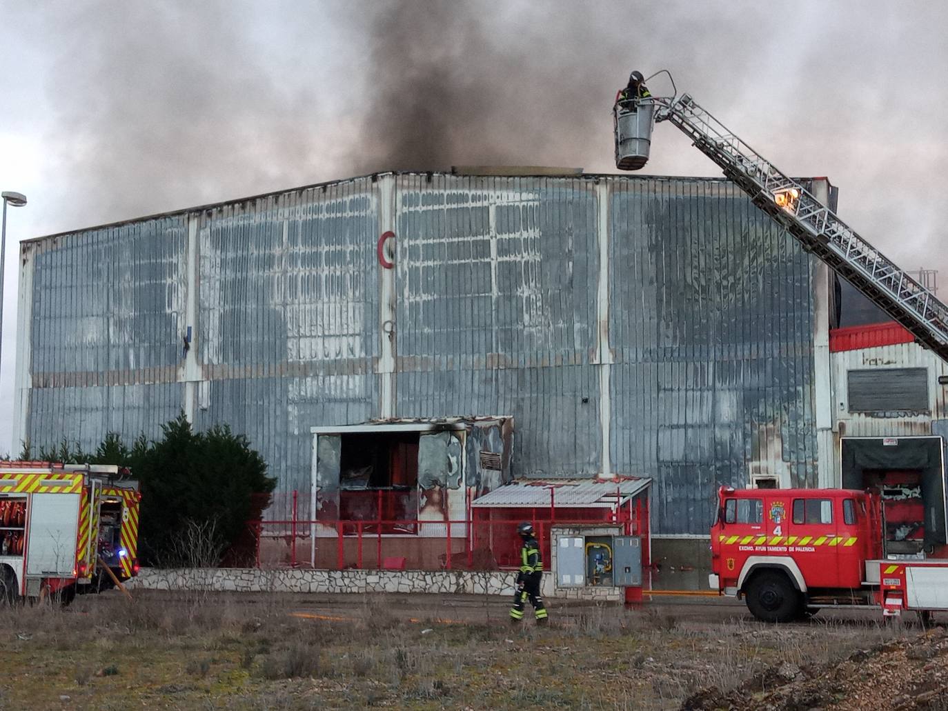 Incendio en la empresa Cascajares en el polígono de Dueñas de Palencia.