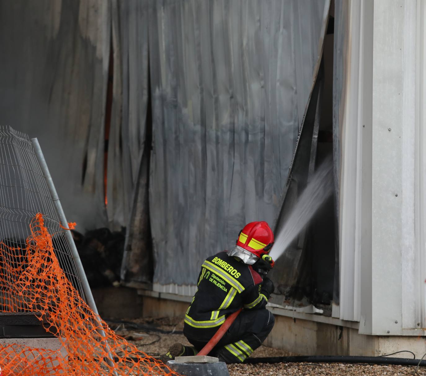 Incendio en la empresa Cascajares en el polígono de Dueñas de Palencia.