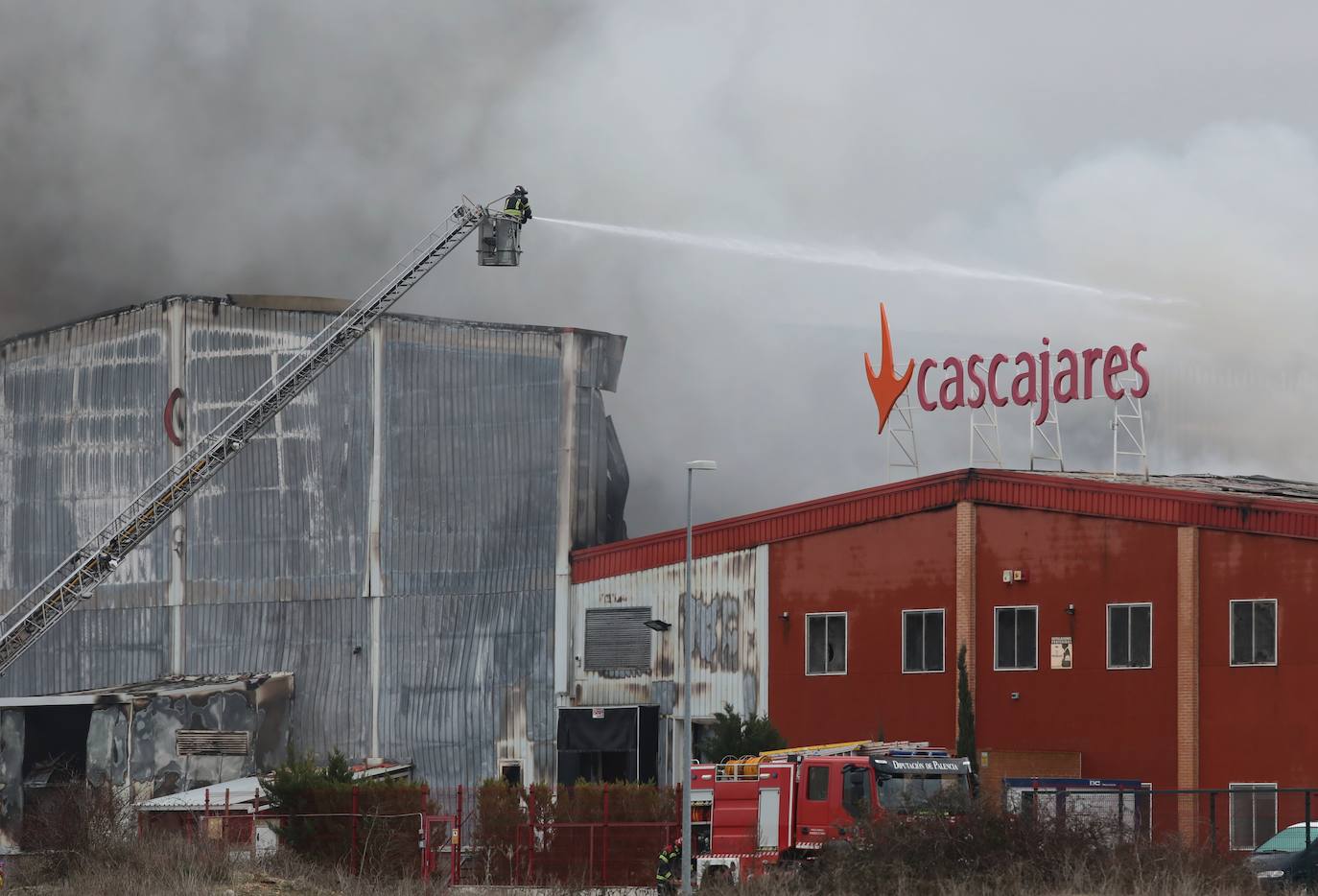 Incendio en la empresa Cascajares en el polígono de Dueñas de Palencia.