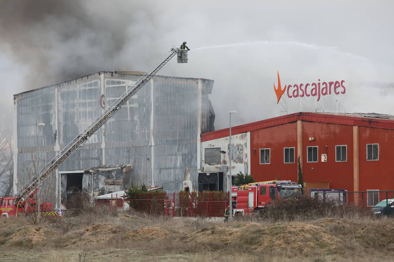 Incendio en la empresa Cascajares en el polígono de Dueñas de Palencia.