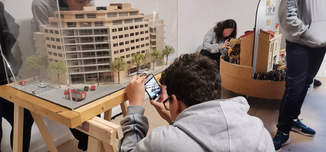 Luis Gacía explica a los estudiantes de Maristas cómo ha realizado cada una de las maquetas de la exposición. 