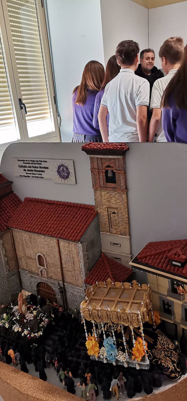 Luis Gacía explica a los estudiantes de Maristas cómo ha realizado cada una de las maquetas de la exposición. 