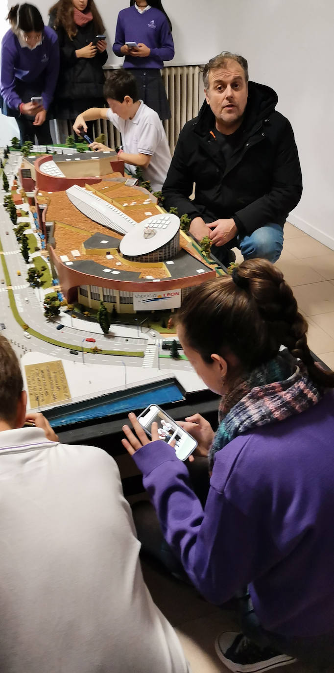 Luis Gacía explica a los estudiantes de Maristas cómo ha realizado cada una de las maquetas de la exposición. 