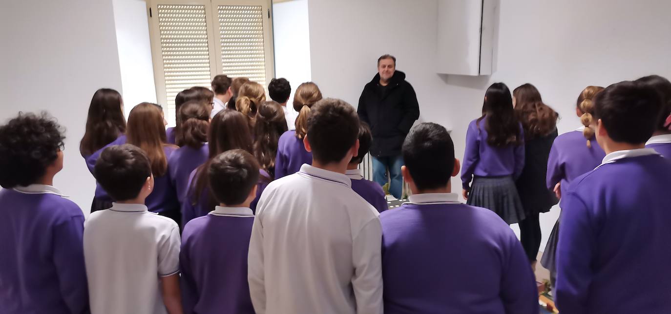 Luis Gacía explica a los estudiantes de Maristas cómo ha realizado cada una de las maquetas de la exposición. 