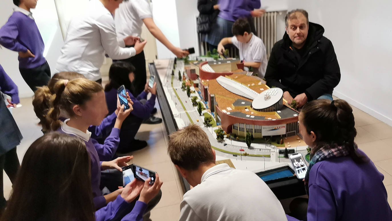 Luis Gacía explica a los estudiantes de Maristas cómo ha realizado cada una de las maquetas de la exposición. 