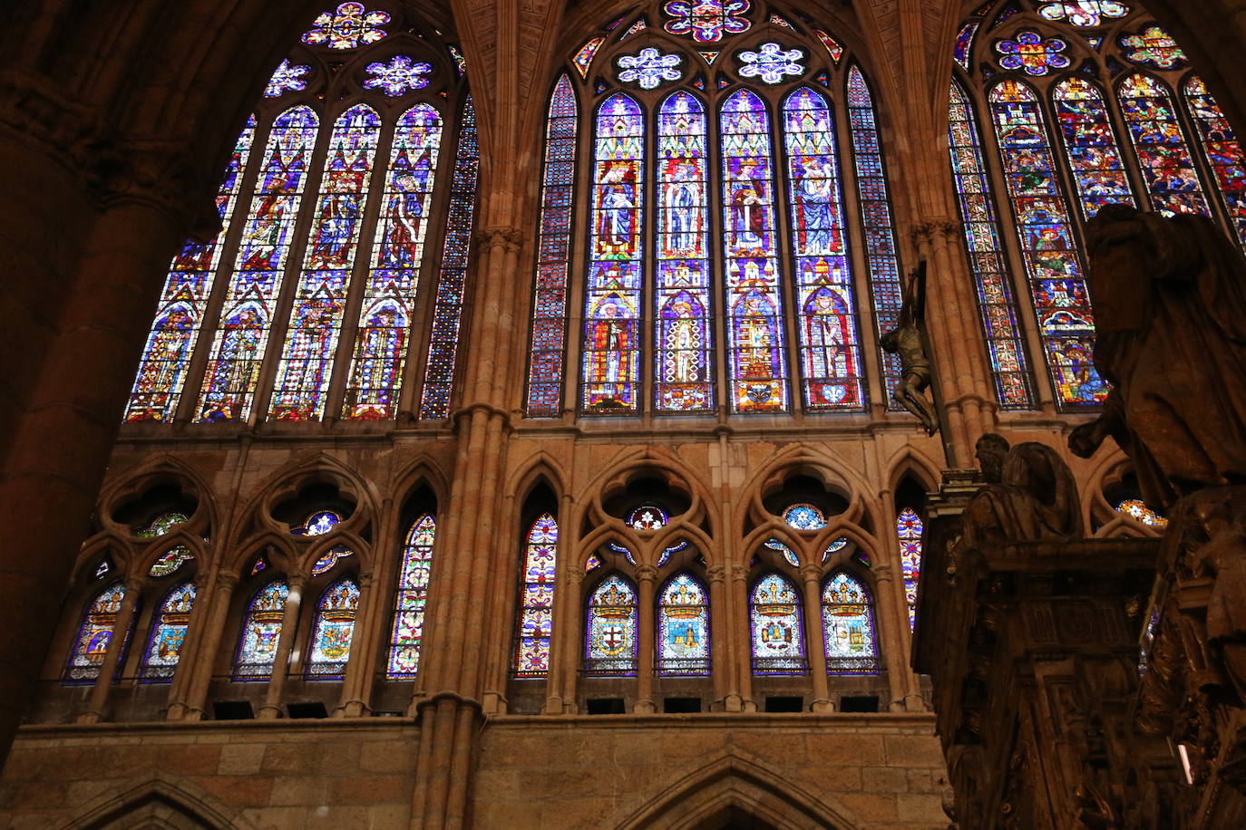 La leonesa Concha Reguera, que lleva ligada al arte de la restauración de vidrieras desde los años 90, posa en la Catedral de León.