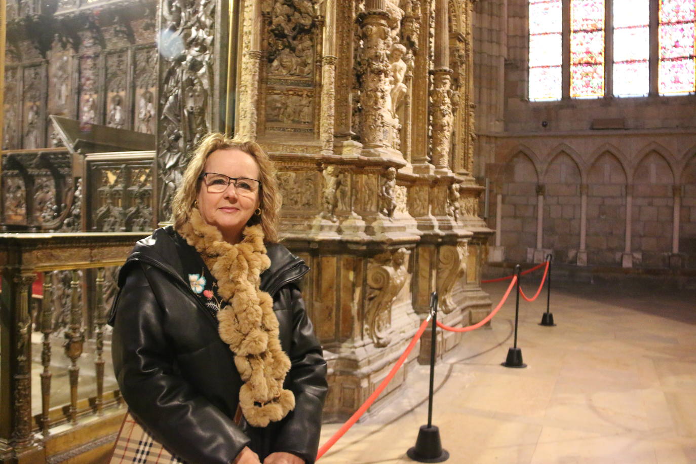 La leonesa Concha Reguera, que lleva ligada al arte de la restauración de vidrieras desde los años 90, posa en la Catedral de León.