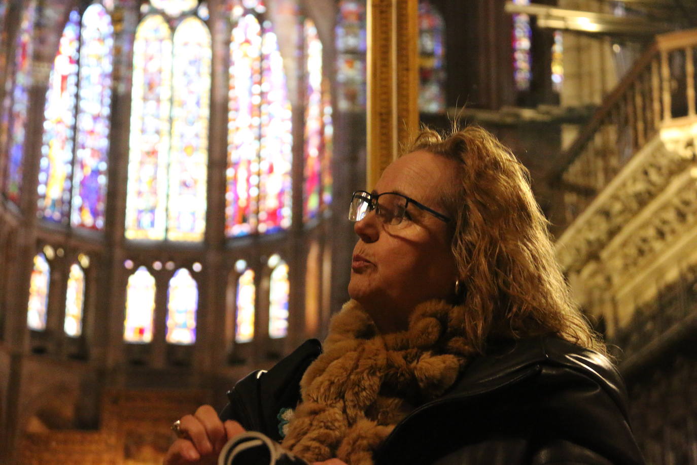 La leonesa Concha Reguera, que lleva ligada al arte de la restauración de vidrieras desde los años 90, posa en la Catedral de León.
