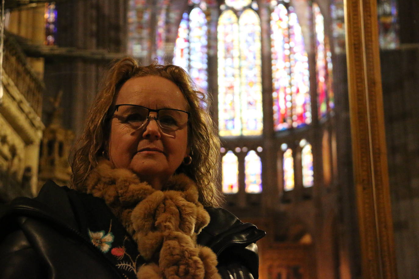 La leonesa Concha Reguera, que lleva ligada al arte de la restauración de vidrieras desde los años 90, posa en la Catedral de León.