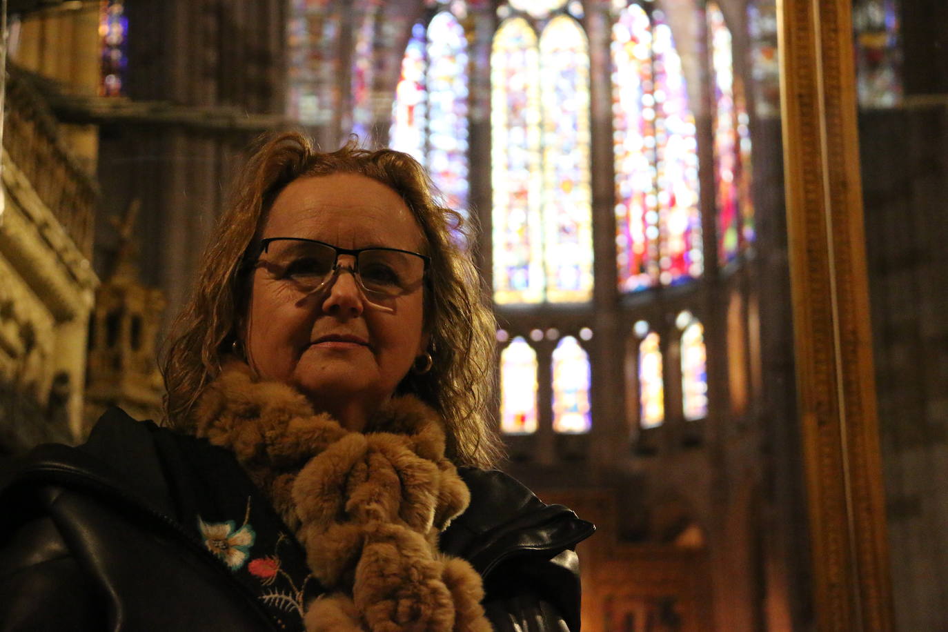 La leonesa Concha Reguera, que lleva ligada al arte de la restauración de vidrieras desde los años 90, posa en la Catedral de León.