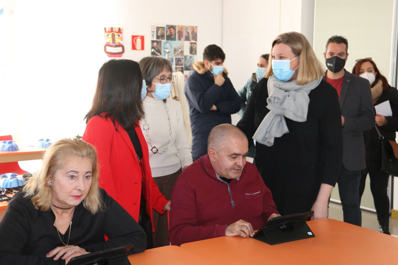 La consejera de Isabel Blanco visita el Centro Salud Mental León.
