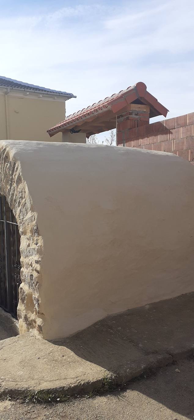 El antes y el después de la fuente declarada 'yacimiento arqueológico' en Palacios de Jamuz.