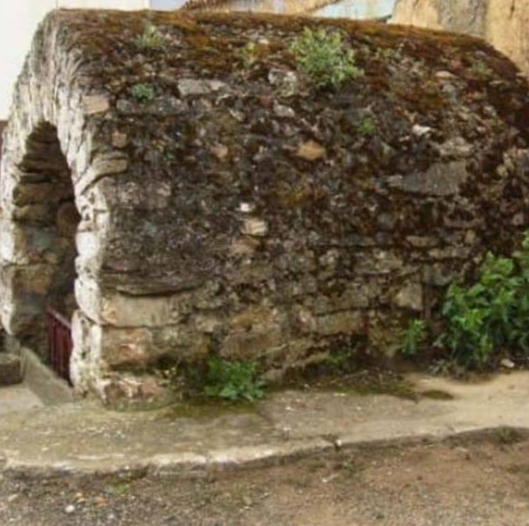 El antes y el después de la fuente declarada 'yacimiento arqueológico' en Palacios de Jamuz.