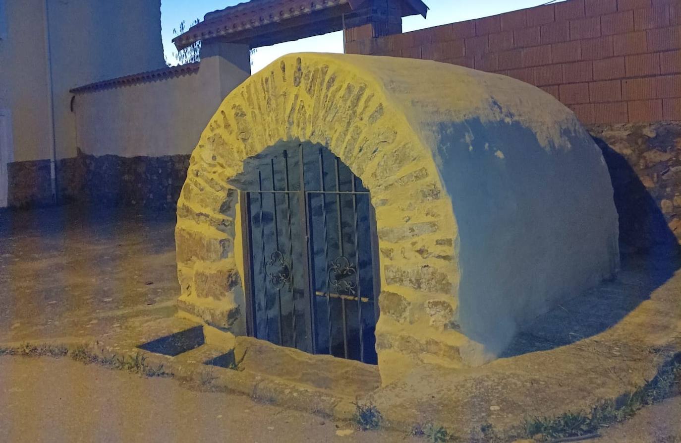 El antes y el después de la fuente declarada 'yacimiento arqueológico' en Palacios de Jamuz.