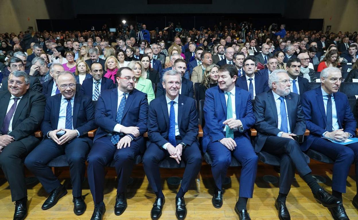 El presidente de la Junta de Castilla y León, Alfonso Fernández Mañueco, participa en el foro 'Corredor Atlántico Noroeste' junto a los presidentes de la Xunta de Galicia y del Principado de Asturias, Alfonso Rueda y Adrián Barbón